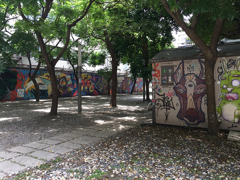 自然が残る公園の壁にも絵がぎっしり。
