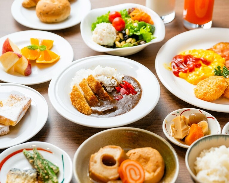 【一日の始まりに地域を感じる朝食を】全国のKOKO HOTELSでは、地域の食文化を反映した「いつも食べたくなる朝食」を提供。北海道千歳の「ジンギスカン」、東京築地の「銀座築地玉子焼き」のほか、大阪新世界の「串カツ」、高松の「讃岐うどん」、博多の「明太ぞうすい」など、ご当地グルメを堪能できます。