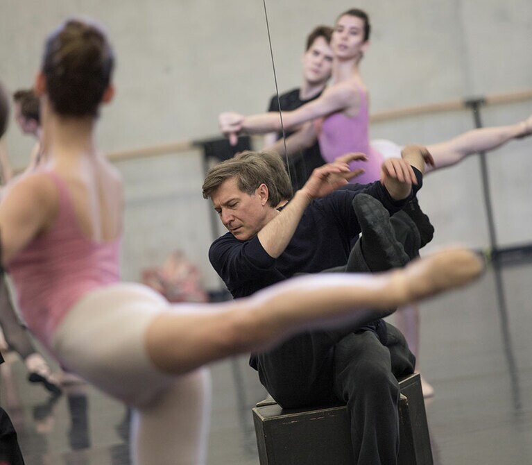 振付を行うシュレップァー氏。 ©Gert Weigelt