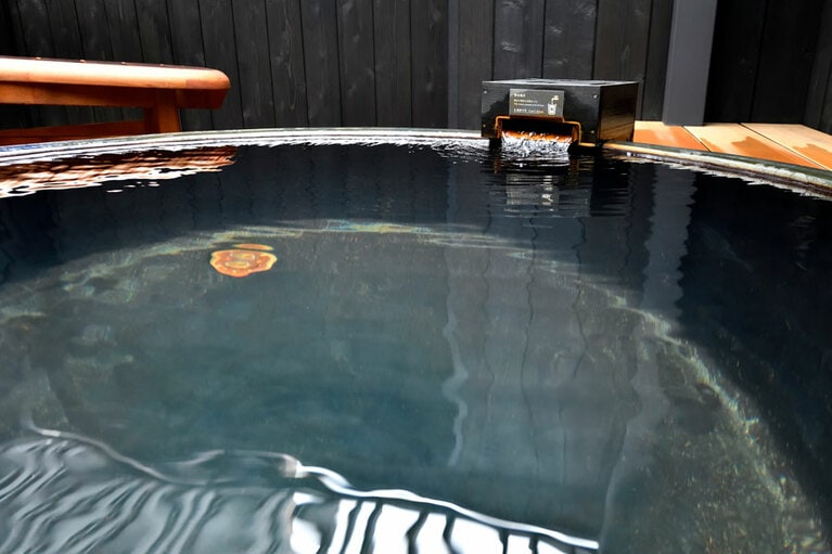 鉄分を多く含んだ鉄水風呂と、澄んだプレーンな天然地下水の水風呂の2つがあります。