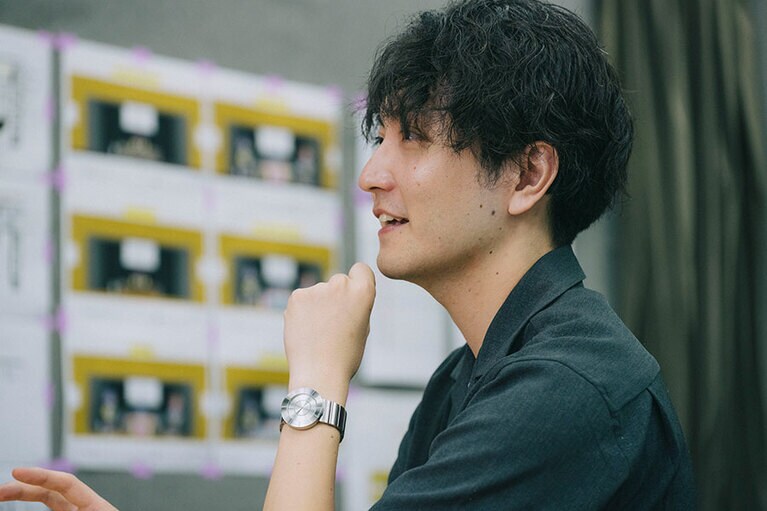 慶應義塾大学在学中に演劇を始め、2015年に劇団「21g座」を旗揚げした。