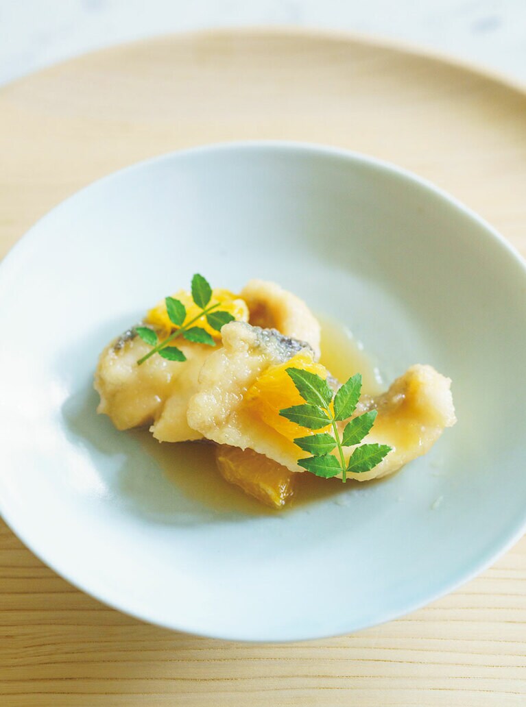 スズキと甘夏の南蛮漬け。器は、細川が実生活でも愛用している寒川義雄のもの。