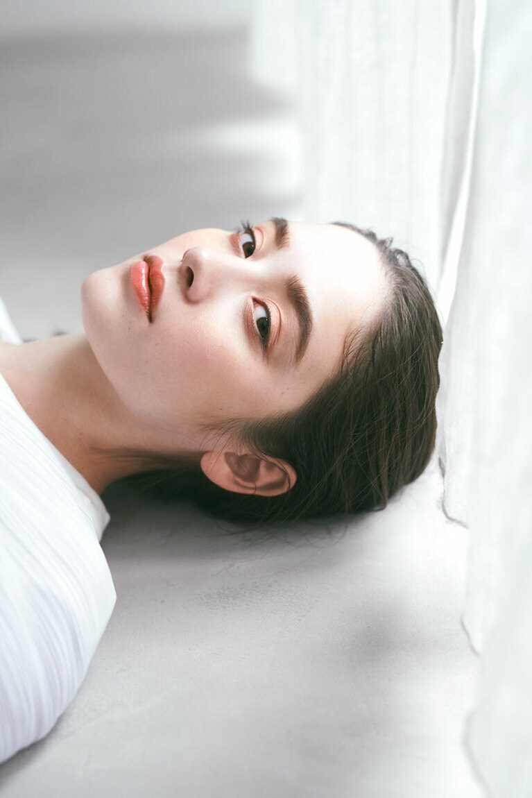 肌なじみのいいオレンジを使って、アイ、チーク、リップは抜け感を意識してメイク。