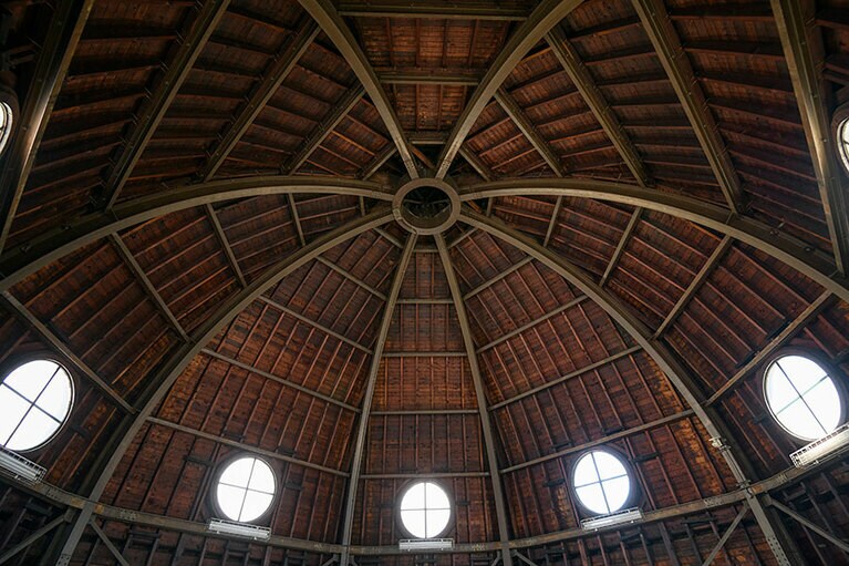 創建当初のドームは関東大震災で消失し、県立博物館開館にあわせて復元。不等辺八角形で、直径が12m、高さは9.5mあり、丸窓やドルフィンの装飾などが施されています。※通常は非公開。