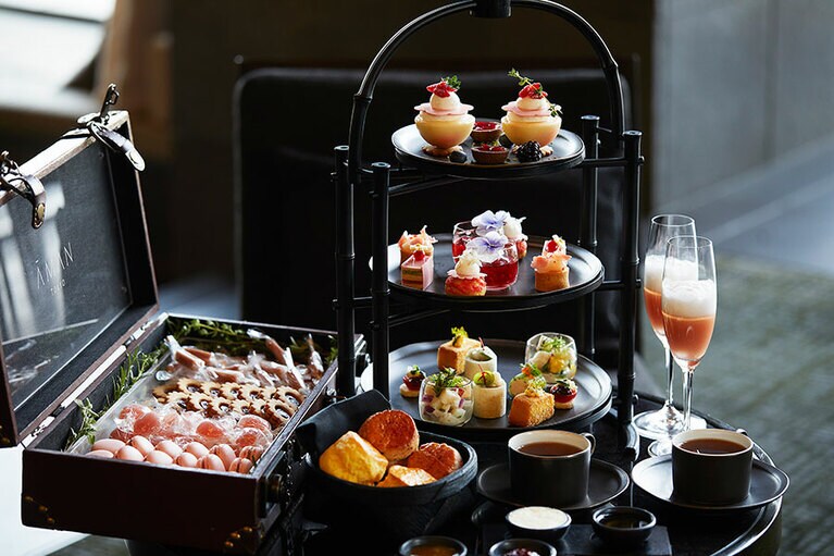 「サマーアフタヌーンティー ‘ペッシュ et ペッシュ’」のイメージ。1名9,500円（税・サ込）、提供期間2023年9月14日（木）まで。