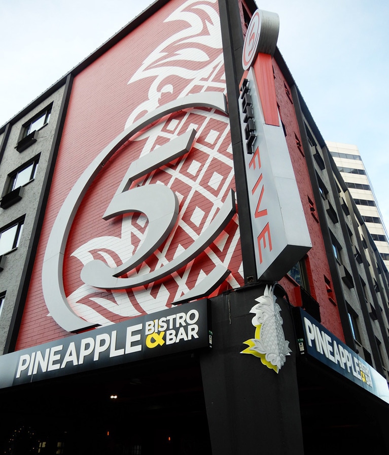 「ホテル・ファイブ・ダウンタウン」が立地する5thアベニューをデザインモチーフにしたモダンな外観。