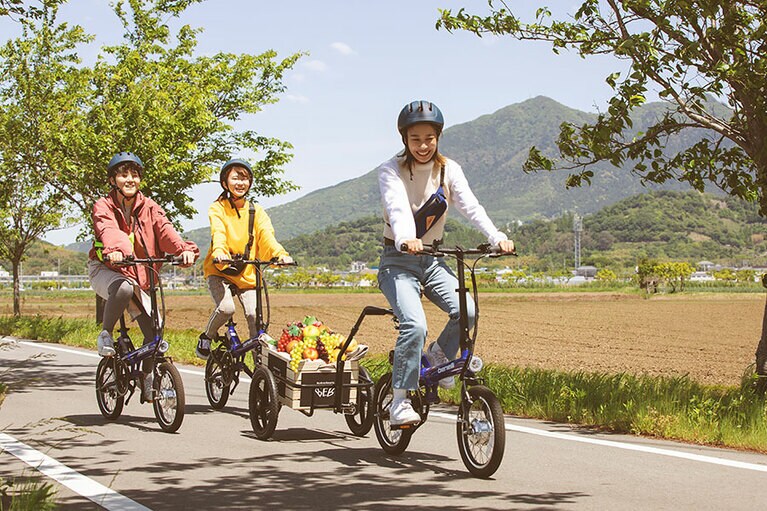 「フルーツトレーラーサイクリング」は9月15日より開催される。トレーラー付きE-bikeやヘルメットはレンタルされるので、手ぶらでも大丈夫。料金は2名利用時13,200円、3名利用時19,800円。