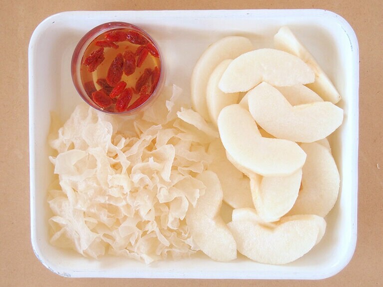 (1) 白木耳は水で戻し、食べやすい大きさに切ります。梨は皮をむいてくし切りにします。クコの実は水で戻します。