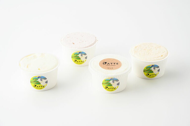 LATTE Itano gelato「ジェラート」430円（お持ち帰りカップ、シングル）。左から：ももヨーグルト、いちごミルク、牧場しぼりリッチミルク、春にんじん＆シナモン ※フレーバーは時期によって変更あり／徳島県