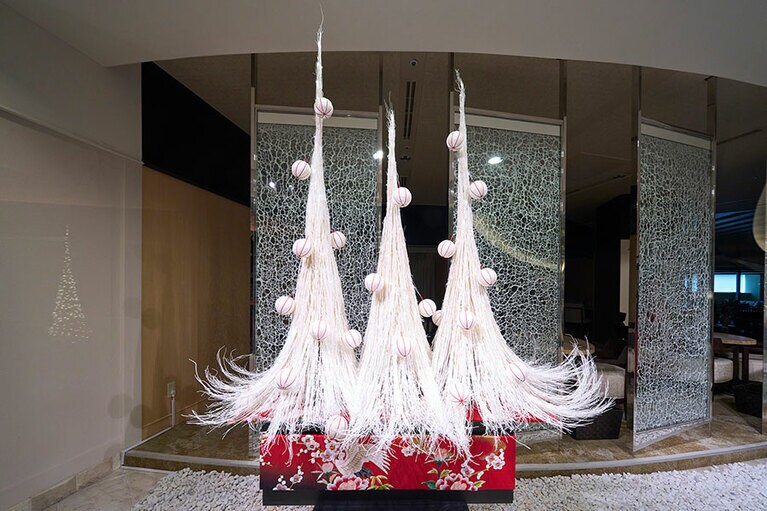 車寄せのクリスマスツリー。