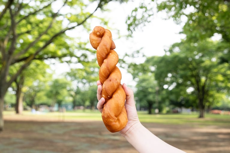 長さは30cm弱ほど、食べ応え満点！　ベタベタしないので食べ歩きのおともにも。