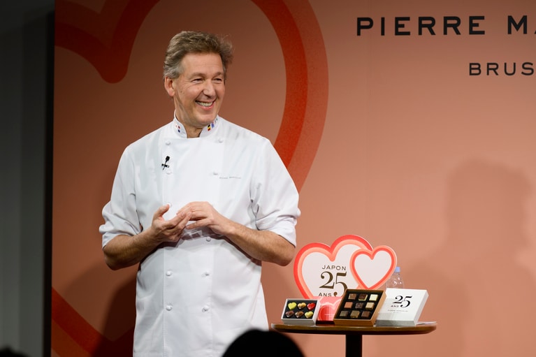 “世界を旅するショコラティエ” ピエール マルコリーニ氏。上質で希少なカカオを求め現地へ赴き、訪れる国が1年で30か国を超えることも珍しくないという。