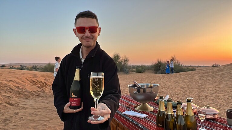 小高い丘に着くと、そこにはスパークリングワインとおつまみが待っていた！