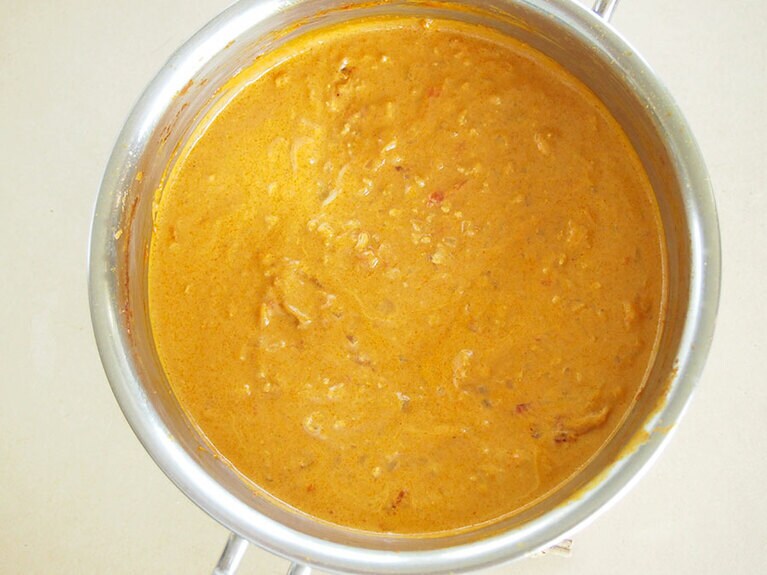 (8) ココナッツの甘みが馴染むまでさらに10分程度煮たら、ベースの薬膳カレーの完成です。