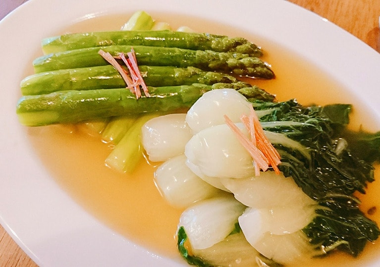 野菜の下の汁もまたうまい。さきほどもらったごはんにちょいがけしてみたり。