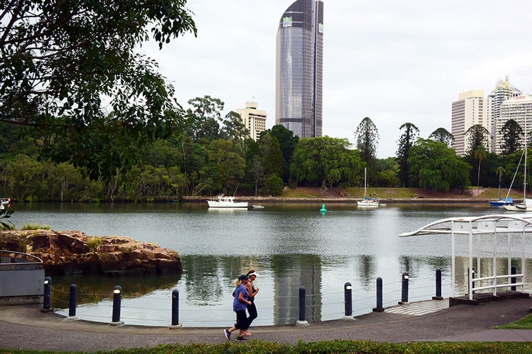 カンガルーポイントの早朝風景。ジョギングのみならず、ウエイトを背負って階段を上り下りして鍛えている人も。