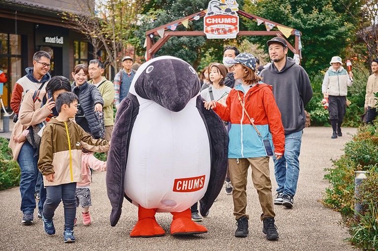 モリパークアウトドアヴィレッジ内に突然現れたブービーバードの後を追う参加者たち。