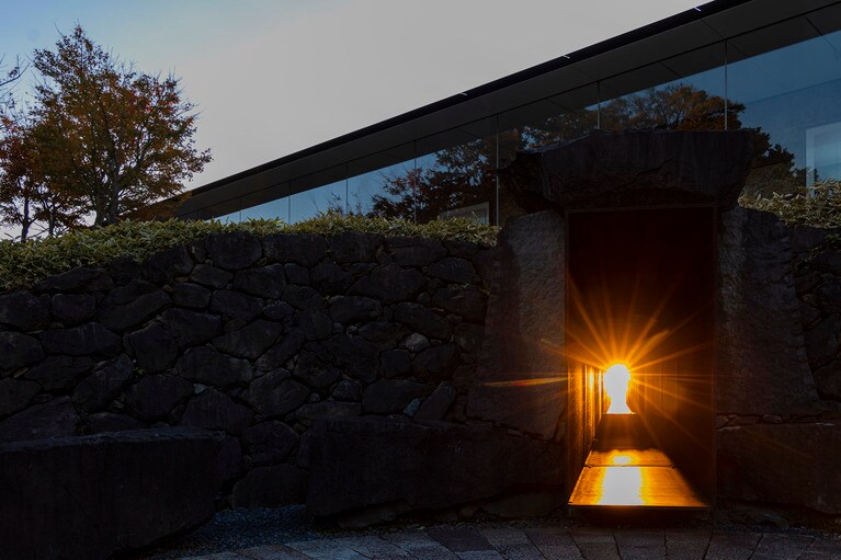 全長70メートルに及ぶ「冬至光遥拝隧道」。冬至の朝、相模湾から昇る陽の光が隧道を貫くようすは圧巻！　◎Odawara Art Foundation