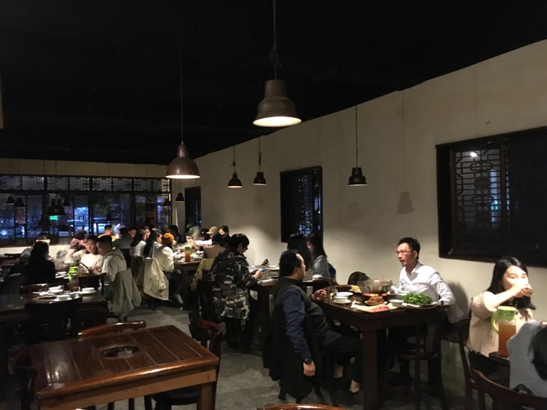 窓際の席は外からの風が入り通気性が良く、今の環境的にもありがたい。