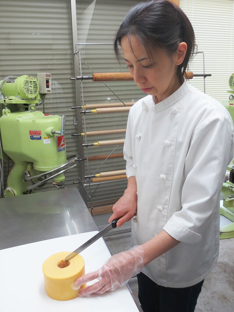 バウムクーヘンを焼くのは、安田桃江さん。