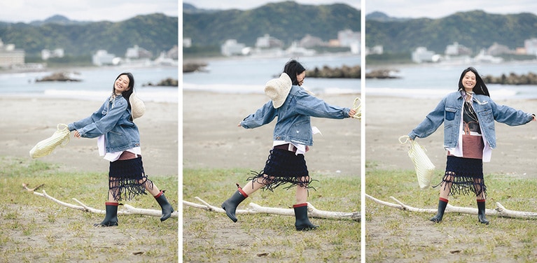 前原海水浴場にて。海を前にした喜びを全身で表現する奈衣瑠さん。