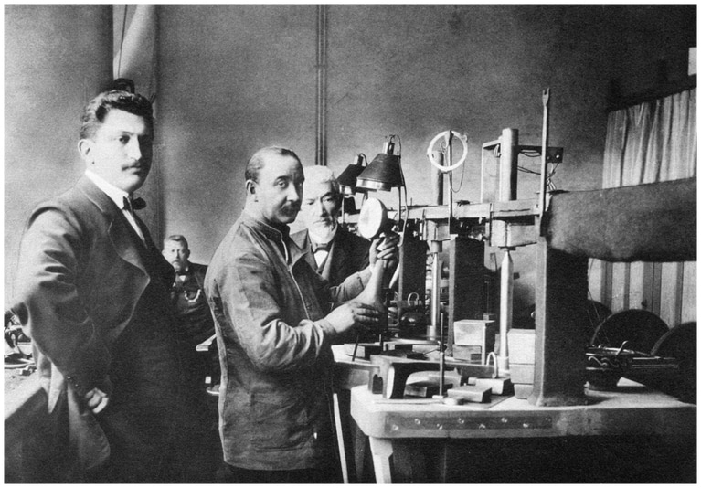 “カリナン”のカットを命じられ、石の分析に勤しむアッシャー一族。職人の腕と経験と勘がすべての時代。