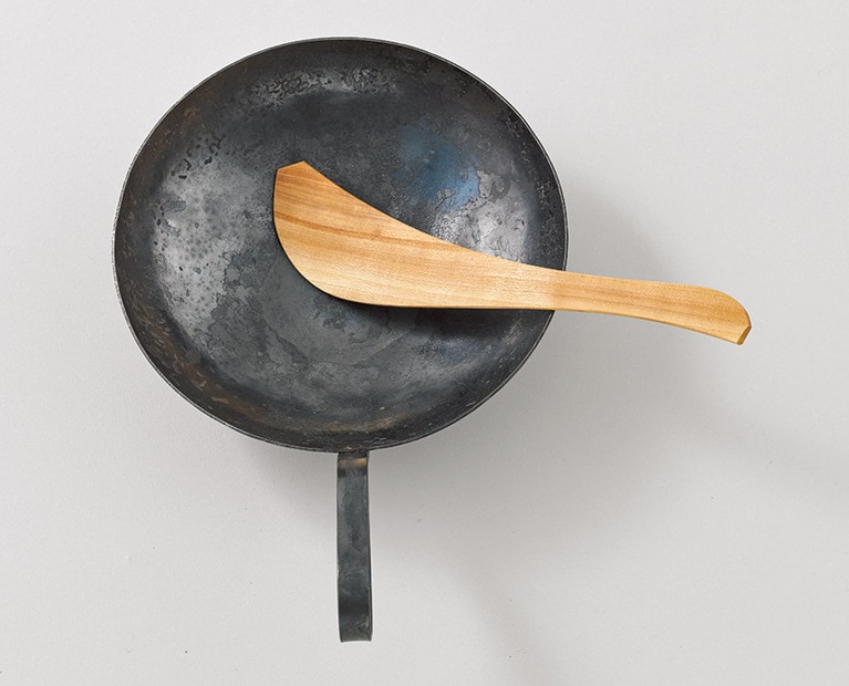 (4) 大久保ハウス木工舎の「調理ベラ」調理ベラ(桜) 3,850円／MIGO LABO、「河原崎貴の中華鍋」中華鍋φ24cm 13,000円／Gallery sen(12～3月まで冬季休店 通販のみ可)