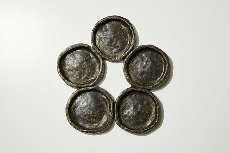 連なった豆皿はレミ作。薬味入れにぴったり／撮影 邑口京一郎