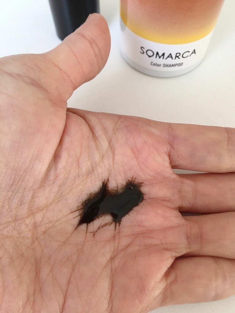 シャンプーというよりも「染料」っぽい印象です。
