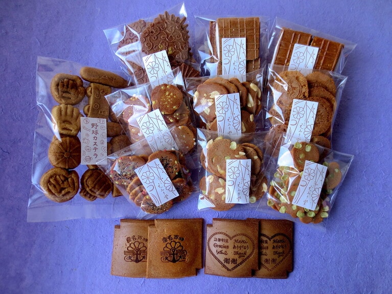 取材時の全商品。全て絵三子さんの手焼き。