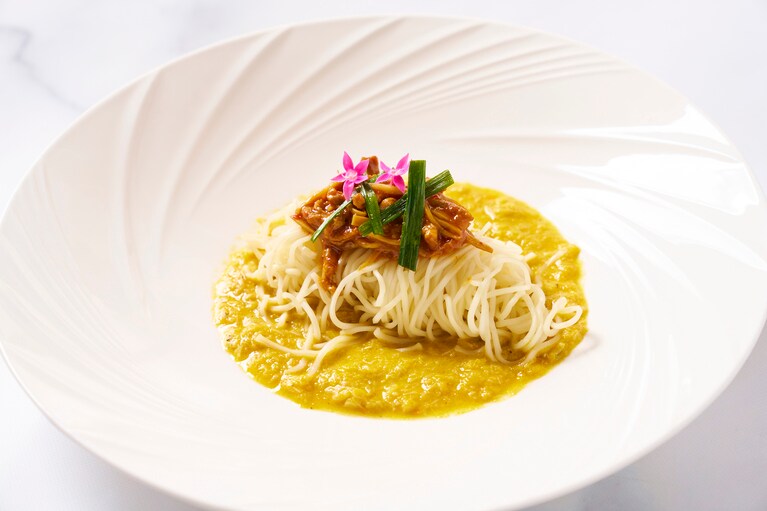 アラカルトも全16種類と充実。写真は上海の「イーロンコート」より、アラカルトで提供される「上海カニ味噌入り 豚肉 干し魚 香り葱 煮込み麺」4,800円。