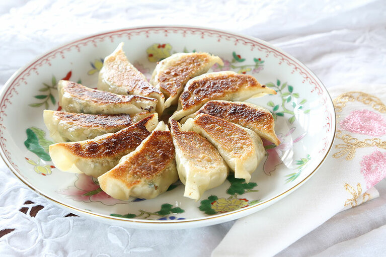 焼き餃子を豚肉の代わりにお豆腐で作ってみましょう。餃子ならではのがっつり系の美味しさですが、お豆腐なので胃もたれしません。