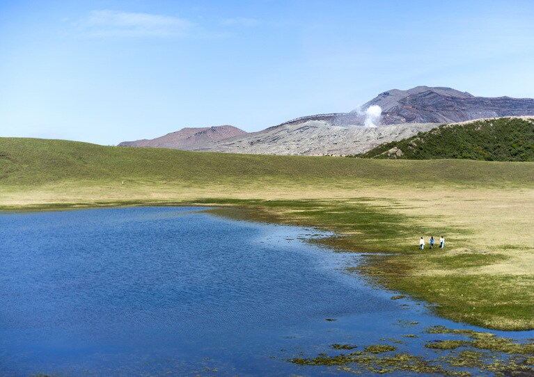 阿蘇駅からバスで約25分、雄大な風景に圧倒される草千里。