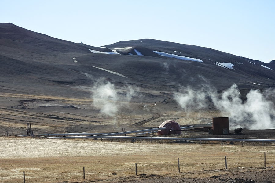 ダイヤモンド・サークルという周遊道路を走っていると、地熱施設らしきものをたびたび見かける。アイスランドは1969年から地熱発電をいち早く取り入れた国。