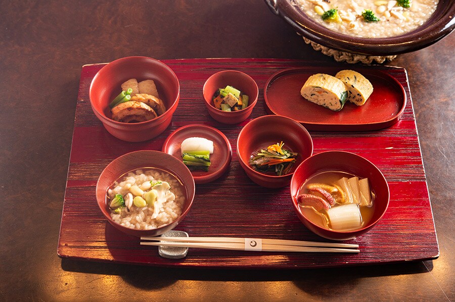 朝食はメインダイニングの「日本料理 嘉助」にて。朝日を浴びて栄養が凝縮した寒干し大根など、信州の伝統食材が使われている。