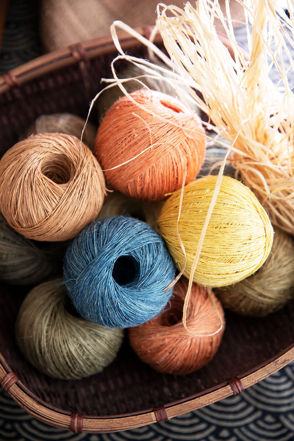 糸玉作りには、織る以上の手間を要する。よもぎ、マリーゴールドなど、様々な草花が繊細で鮮やかな色彩を生む。