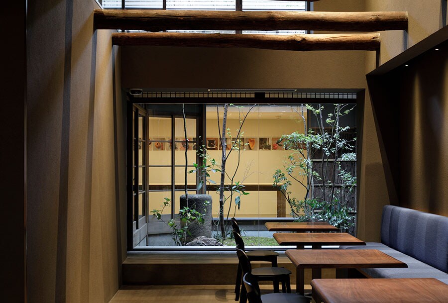 カフェダイニングでは「Overview Coffee」の淹れたてコーヒーを味わえる。Interior and design pics:DAISUKE SHIMA