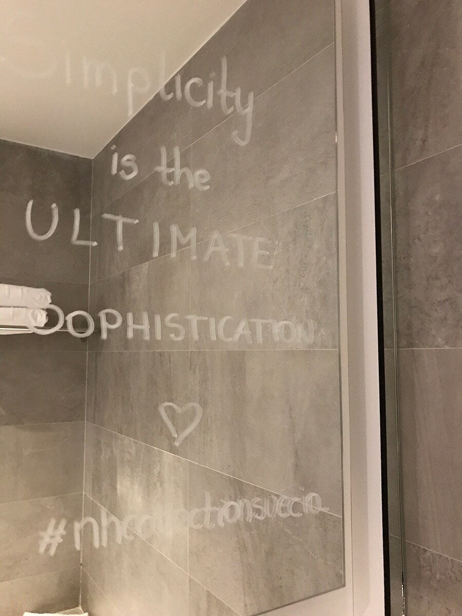 バスルームにある鏡には、清掃後に書かれたルームメイドによる手書きのメッセージが。パーソナルなホスピタリティのひとつだ。