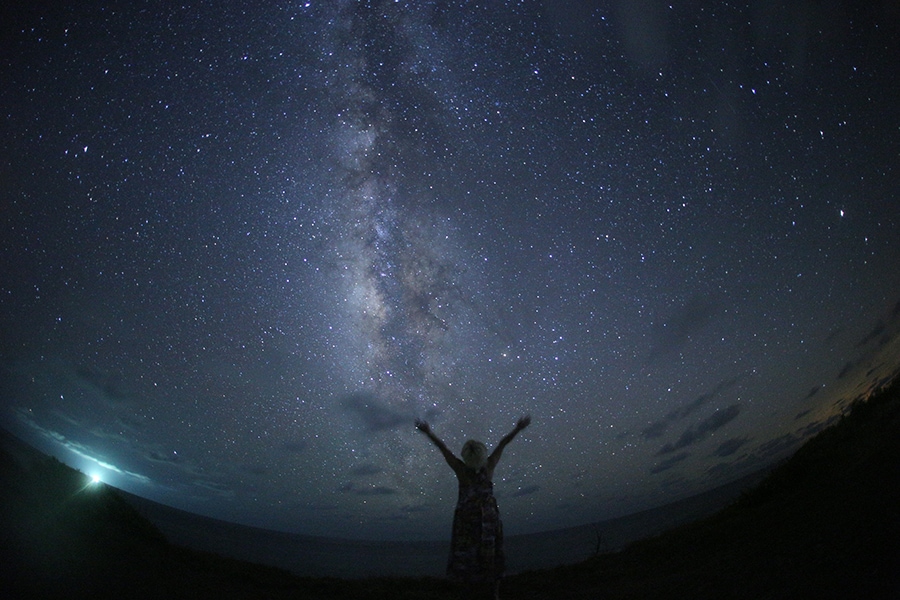 星空観測タワーには行けなかったけれど、ハウス美波さんの星空撮影会で撮ってもらった一枚。波照間の星空を背景に記念写真！　いい思い出！