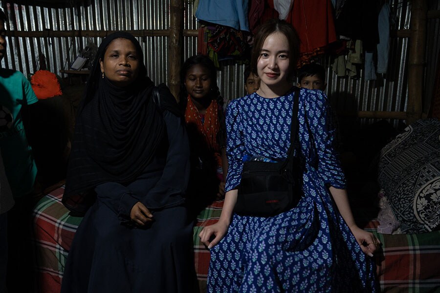 バングラデシュの縫製工場で働くモルジナさん（左）も、パンデミックの影響で突然職を失った。