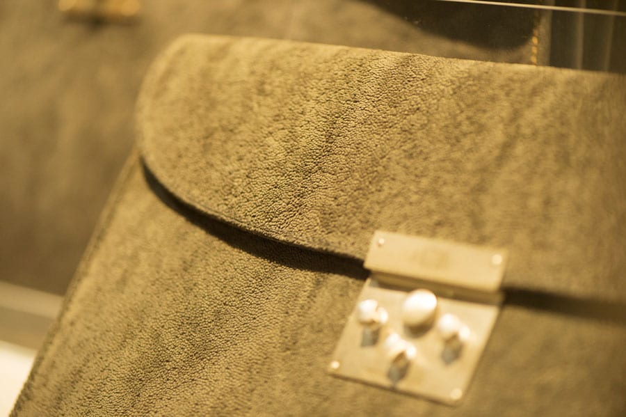 1960年代、ヴァレクストラ社製造の象革バッグ。近づいてみるとざらざらした独特の質感が確認できる。