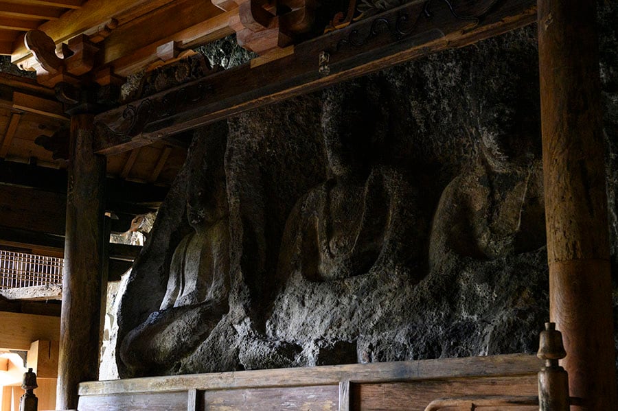 洞穴の壁面には、弘法大師の作と伝わる3体の摩崖仏も。