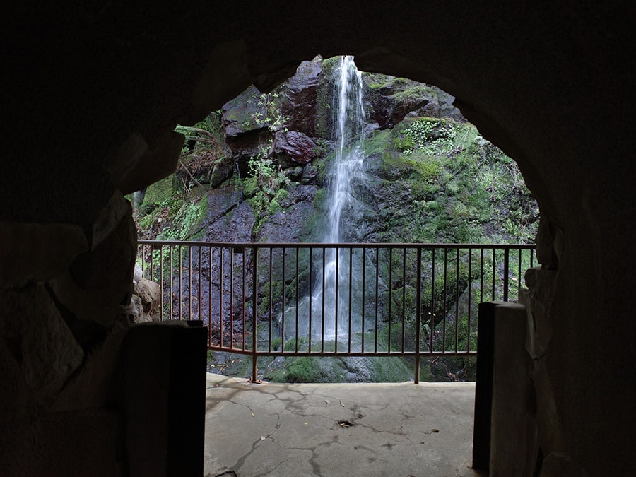 「万葉公園」には、駐車場から滝に繋がるトンネルがあって冒険気分も味わえる。