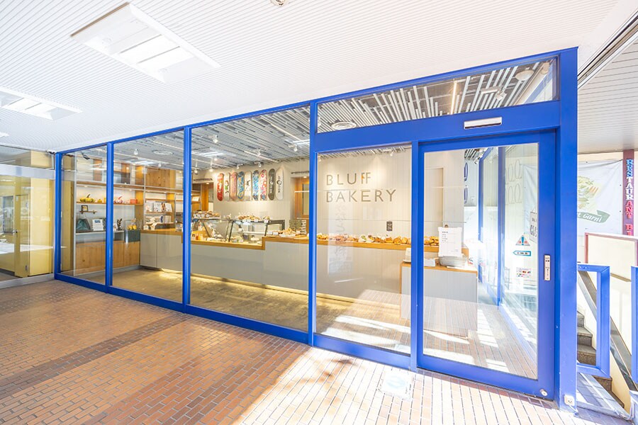 「ブラフベーカリー」は横浜を代表する地元の⼈に⼈気のニューヨークスタイルのベーカリー。