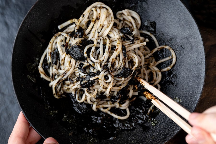 よく混ぜ合わせ、海苔だれをしっかりと麺に絡めていただきます。