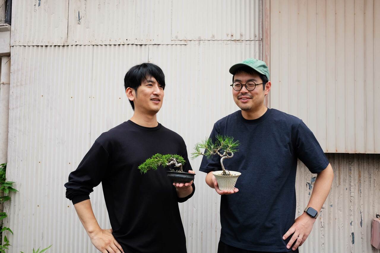 大端将さん（写真左）と鈴木林太郎（写真右）さんによる、盆栽の普及を目的としたユニット・盆栽ブラザーズ。