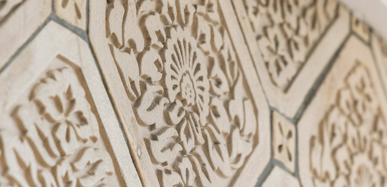 弥栄会館の外壁にあったテラコッタがホテル外壁に再利用されている。