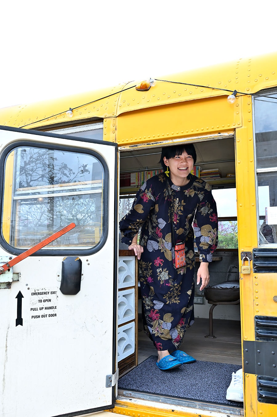 畠中沙幸さん。「このバス、実際に走らせることもできるんです」。