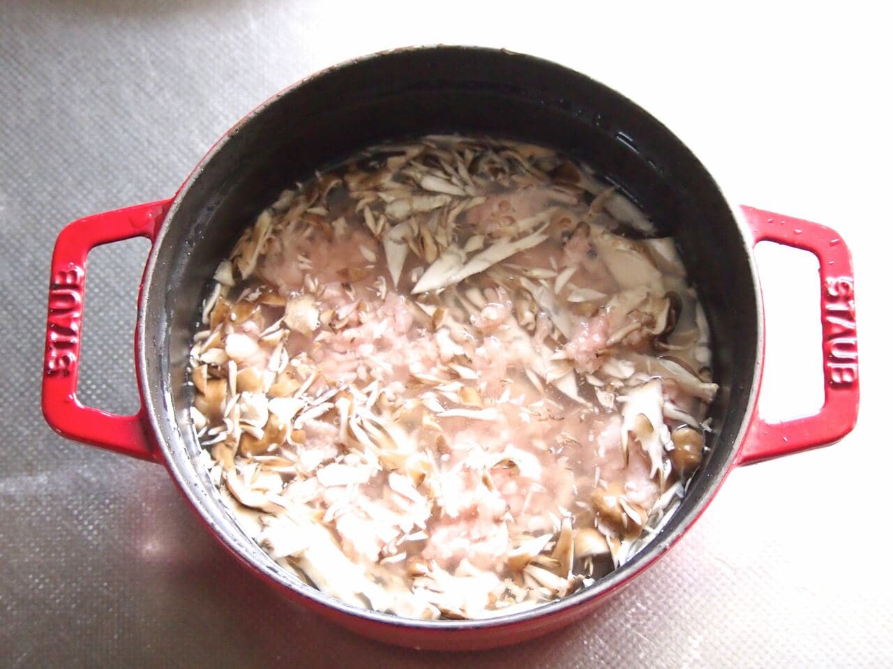 （1）の舞茸、鶏ひき肉を入れて全体を簡単に混ぜる。