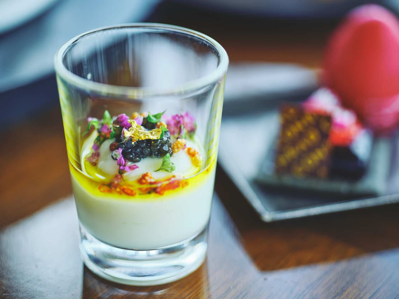 セイボリーは全5種類。写真は、カリフラワームースやキャビアを使い、冬の静寂に咲く一輪の花のようにグラスに飾った「アキテーヌ産キャビア」。